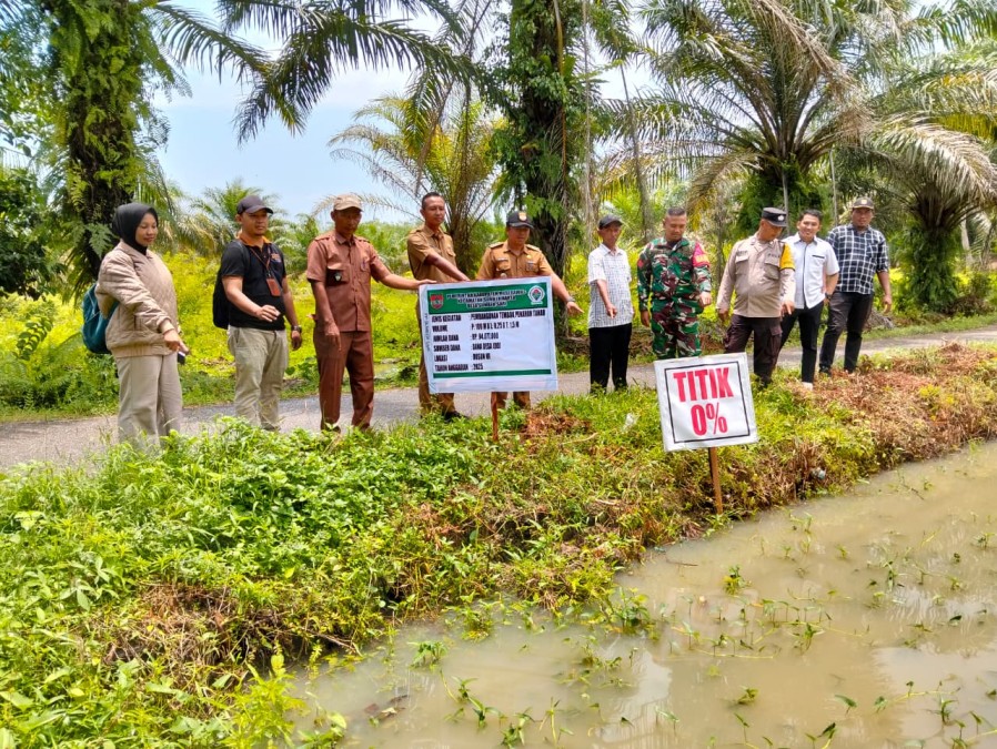 Babinsa Koramil 406-09/Terawas Hadiri Pembagian BLT dan Monitoring Titik 0% di Desa Sumbersari