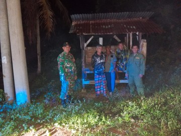 Babinsa Koramil 406-07/Jayaloka Bersama Hansip Desa Laksanakan Siskamling Jaga Stabilitas Keamanan di Kecamatan Sukakarya