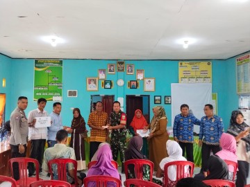 Babinsa Koramil 406-09/Terawas Hadiri Undangan Pembagian BLT di Desa Pasenan