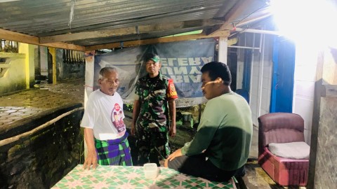 Demi Ciptakan Desa Aman, Babinsa Koramil 406-07/Jayaloka Laksanakan Siskamling di Desa Sugihwaras