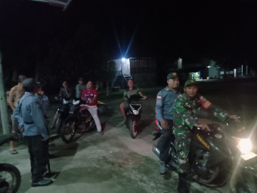 Pastikan wilayah aman dan kondusif Babinsa Koramil 406-04/Mura Lakitan laksanakan patroli sis kamiling pada malam hari