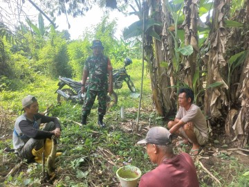 Babinsa Koramil 406-08/Lubuk Linggau Ajak Warga Jaga Kebersihan Lingkungan