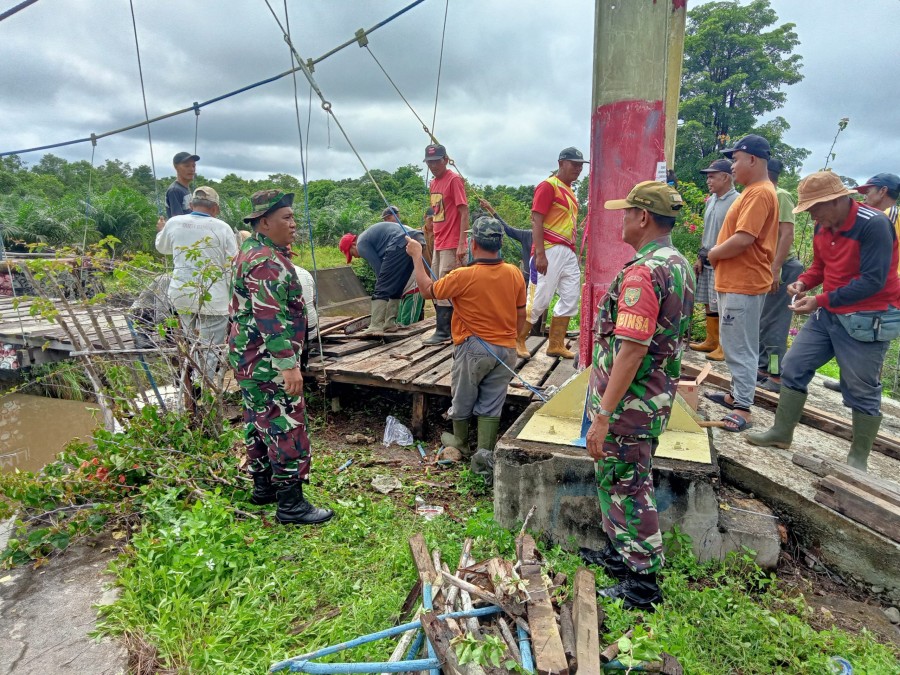Babinsa Koramil 406-01/Rawas Ulu Bersama Warga Gotong Royong Rehabilitasi Jembatan di Desa Lesung Batu Muda
