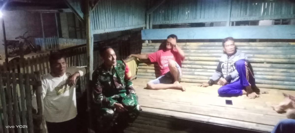 BABINSA KORAMIL 406-07/JAYALOKA GELAR SISKAMLING BERSAMA WARGA UNTUK TINGKATKAN KEAMANAN WILAYAH