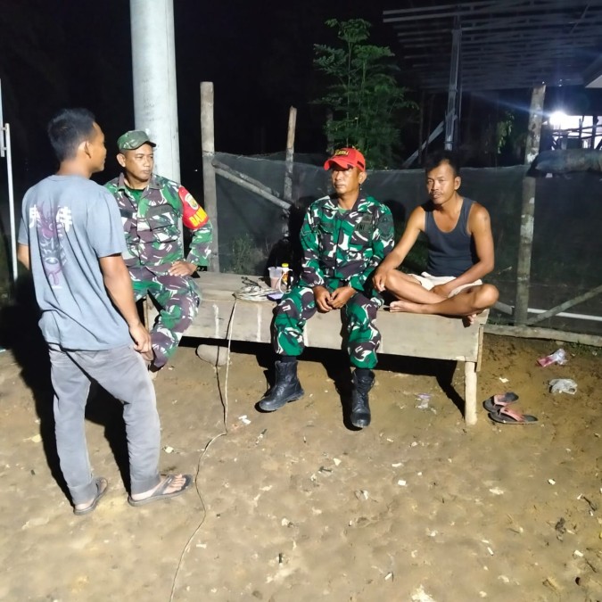 Membangun Stabilitas Keamanan, Serda Nurkholis Babinsa Koramil 406-02/Rawas Ilir Laksanakan Siskamling di Desa Beringin