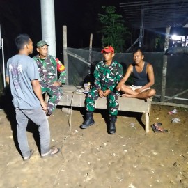 Membangun Stabilitas Keamanan, Serda Nurkholis Babinsa Koramil 406-02/Rawas Ilir Laksanakan Siskamling di Desa Beringin