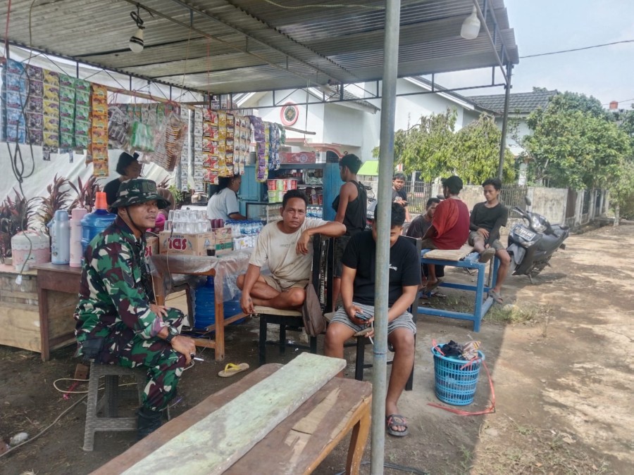 Menempuh Jarak 60 KM, Serka Argani Babinsa Koramil 406-05/Muara Kelingi Sambangi Desa Remayu, Jaga Silaturahmi dengan Warga