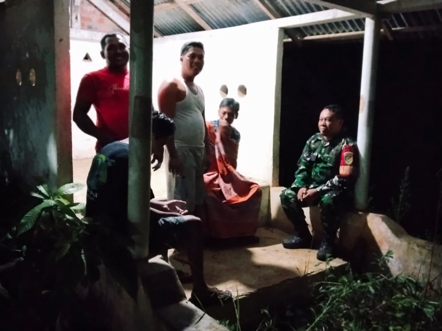 Babinsa Koramil 406-05/Muara Kelingi Laksanakan Siskamling di Desa Banpres