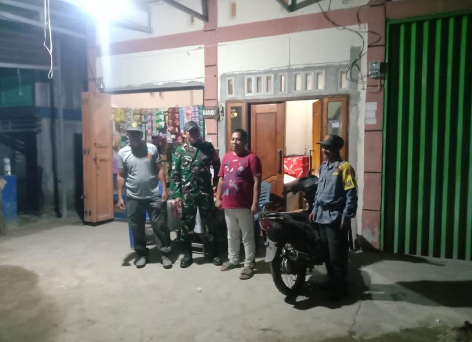 Babinsa Koramil 406-01/Rawas Ulu Laksanakan Siskamling Bersama Warga di Desa Lesung Baju