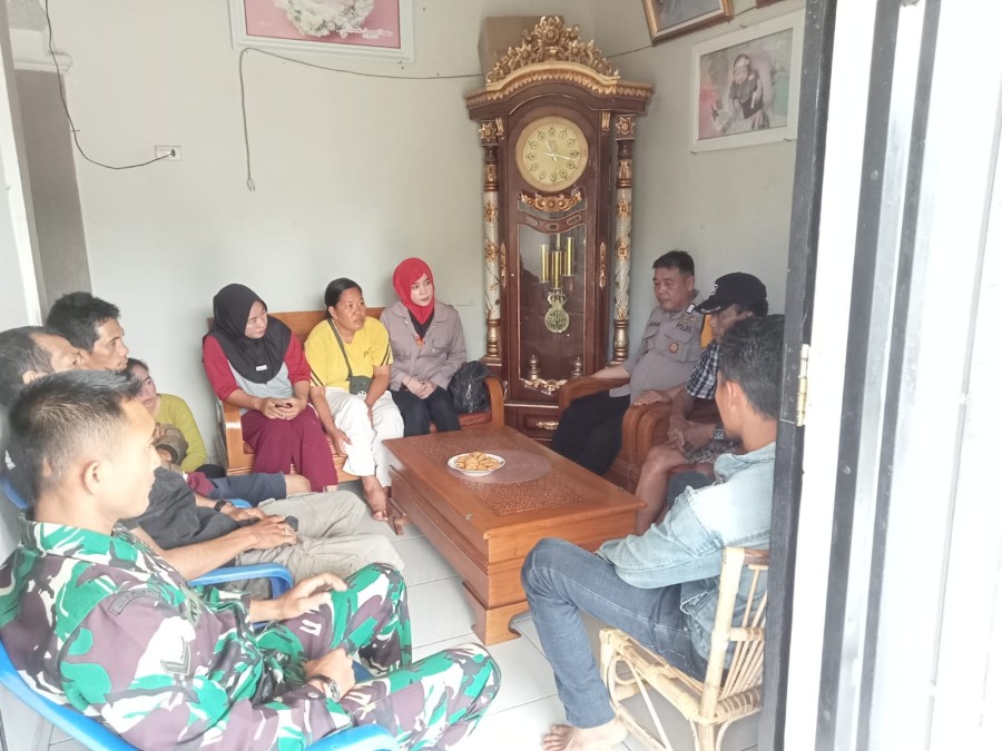 Babinsa Koramil 406-08/Lubuk Linggau Mediasi Permasalahan Hutang Piutang Warga di Kelurahan Kayu Ara