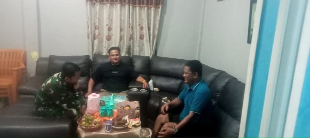 Sertu Ismail Babinsa Koramil 406-02/Rawas Ilir Laksanakan Komsos Bahas Keamanan Desa Tanjung Raja