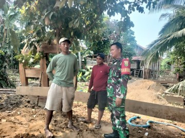 Serda Wawan Babinsa Koramil 406-03/Rupit Laksanakan Komsos dengan Warga Batu Gajah