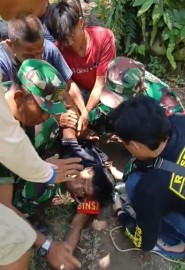 Babinsa Koramil 406-04/Mura Lakitan bersama anggota Polsek lakukan penangkapan kepada ODGJ di wilayah binaan