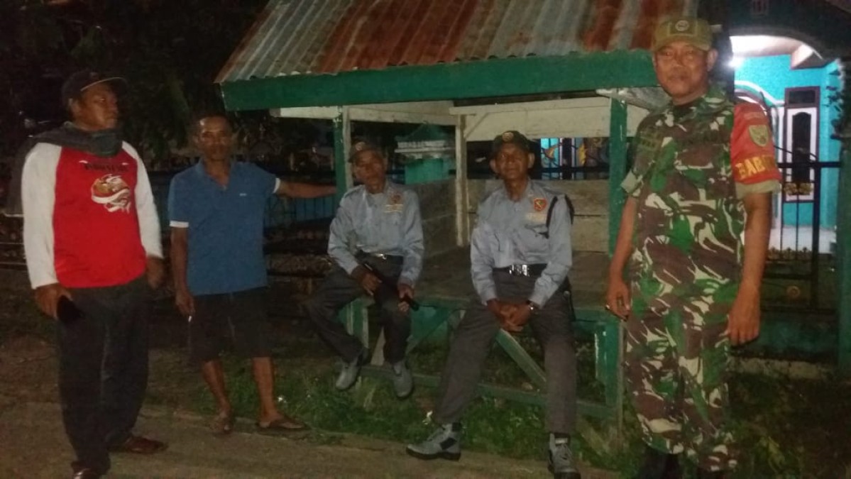 Sertu Ismail, Babinsa Koramil 406-02/Rawas Ilir, Laksanakan Patroli Siskamling di Desa Ketapang Bening, Wujudkan Situasi Aman dan Kondusif di Wilayah Binaan