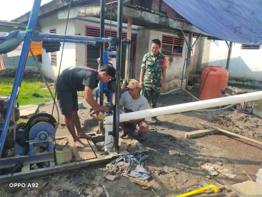 Babinsa Koramil 406-08/Lubuk Linggau Monitoring Pengeboran Air Bersih Program Sterad di Ponpes Ulin Nuha