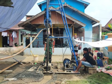 Babinsa Koramil 406-08/Lubuk Linggau Monitoring Pengeboran Air Bersih Program Sterad di Ponpes Ulin Nuha