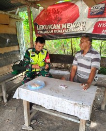 BABINSA KORAMIL 406-02/RAWAS ILIR LAKSANAKAN KOMUNIKASI SOSIAL DI DESA MANDI ANGIN