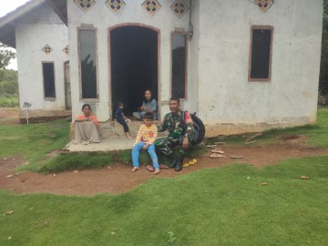 Babinsa Koramil 406-09/Terawas Laksanakan Komsos Bersama Warga di Desa Paduraksa