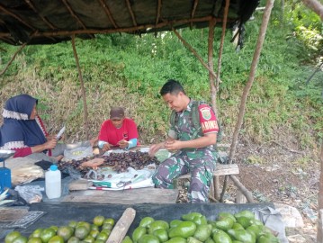 Babinsa Koramil 406-03/Karang Jaya Laksanakan Komsos Bersama Pedagang Buah di Desa Rantau Telang