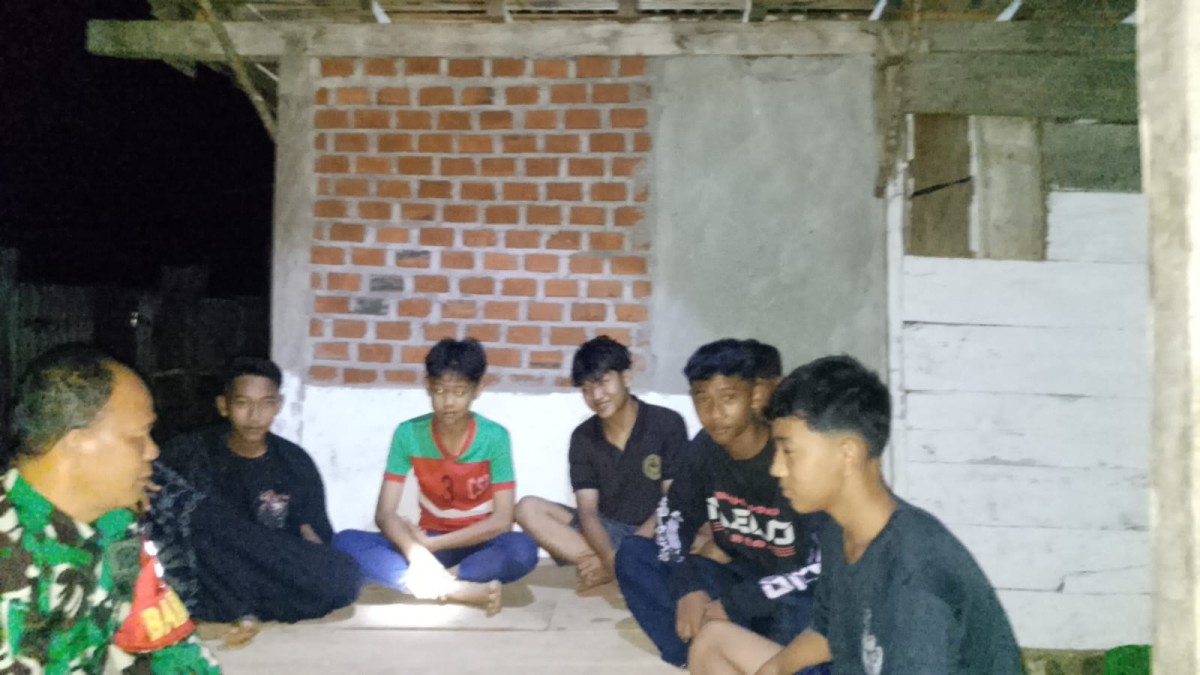 Babinsa Koramil 406-07/Jayaloka Laksanakan Siskamling Bersama Warga Demi Ciptakan Keamanan Wilayah