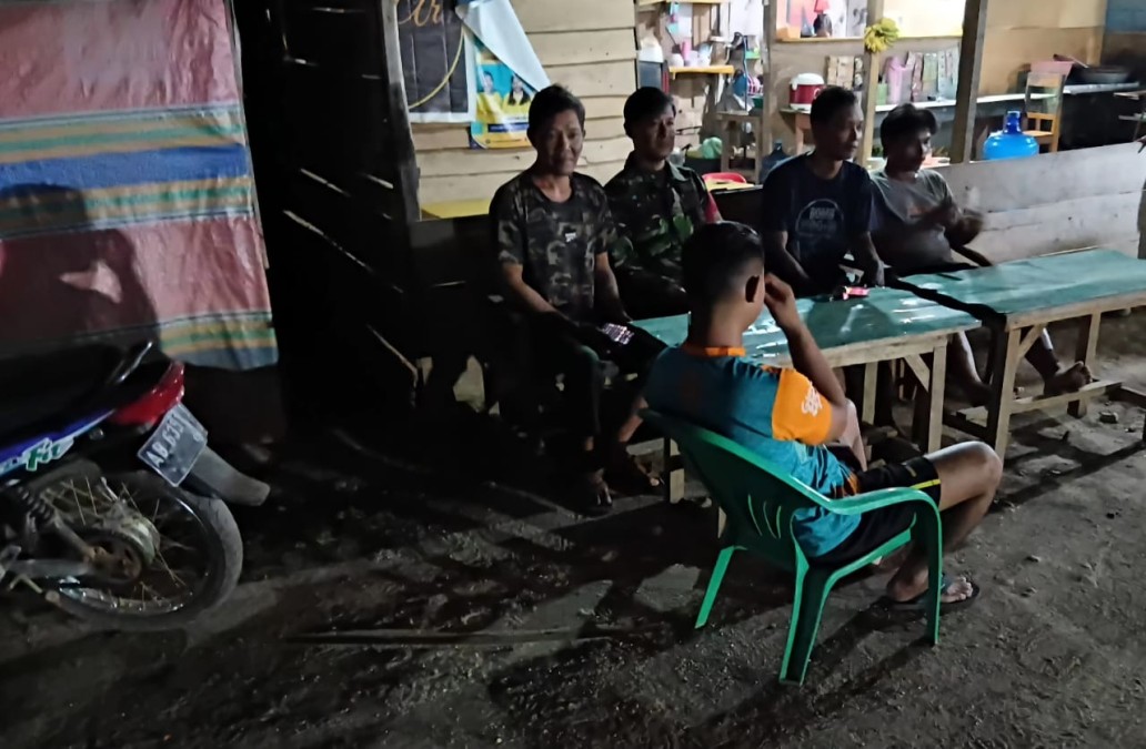 Babinsa Koramil 406-05/Muara Kelingi Laksanakan Siskamling Bersama Warga di Desa Sungai Naik