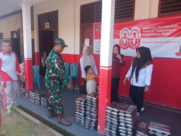 Babinsa Koramil 406-02/Rawas Ilir Serda Romi Handrian Melaksanakan Giat MBG di SDN Bingin Teluk