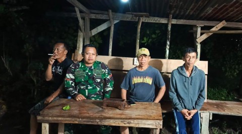 Babinsa Koramil 406-05/Muara Kelingi Laksanakan Siskamling di Desa Karya Mukti