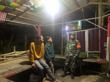 Ciptakan Situasi Desa yang Aman, Sertu M. Yusuf Babinsa Koramil 406-07/Jayaloka Laksanakan Patroli Siskamling di Kecamatan Sukakarya