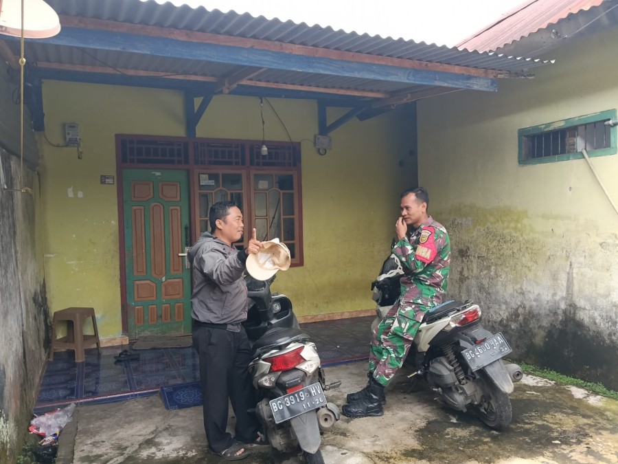 Babinsa Koramil 406-09/Terawas Pererat Silaturahmi dengan Warga di Desa Napal Melintang