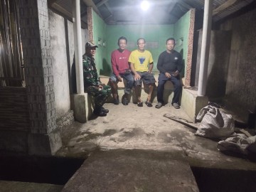 Sertu Tugianto Tempuh 76 Km Demi Keamanan Warga, Laksanakan Patroli Siskamling di Desa Megang Sakti 2