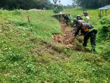 Babinsa Koramil 406-09/Terawas Gotong Royong Bersama Warga Binaan Bangun Irigasi Persawahan