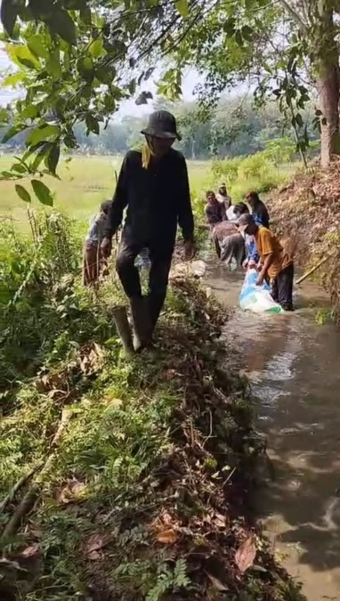 Serka Mahyudi Bersama Masyarakat Lakukan Karya Bakti membersihkan Irigasi di Dusun III Dwijaya