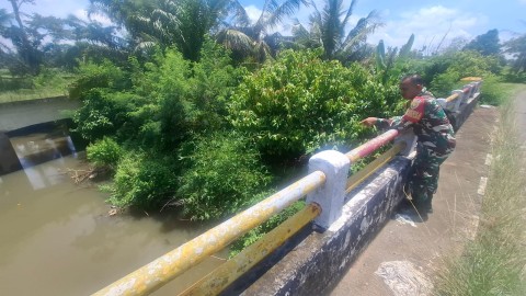 BABINSA KORAMIL 406-06/TUGUMULYO AKTIF LAKUKAN PEMANTAUAN DEBIT AIR ANTISIPASI BANJIR & LONGSOR