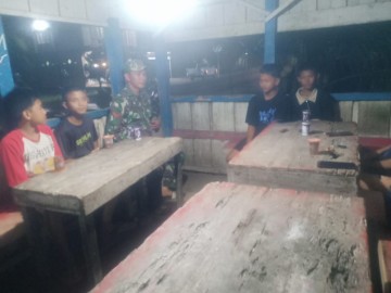 Babinsa Koramil 406-04/Muara Lakitan Koptu Nuriadi Sambangi Warga Desa Prabumulih I untuk Laksanakan Siskamling