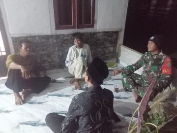 Babinsa Koramil 406-07/Jayaloka Gelar Komunikasi Sosial Bahas Keamanan Malam di Desa Bumi Rejo