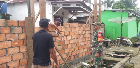 Gotong Royong Bersama Warga, Babinsa Bantu Bangun Rumah Warga Binaan