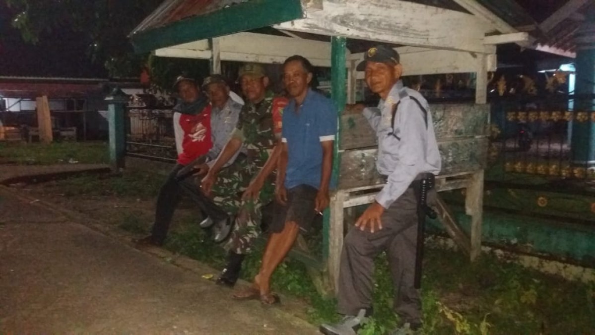 Ciptakan wilayah yang kondusif dan aman Serma Irwan lakukan patroli Siskamling pada malam hari