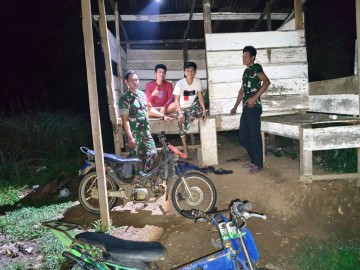 Babinsa Koramil 406-05/Muara Kelingi Laksanakan Ronda Malam dan Sosialisasi Bahaya Narkoba di Desa Pelawe