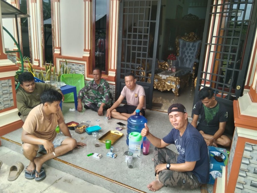 Babinsa Koramil 406-09/Terawas Laksanakan Komsos Bersama Warga di Desa Prabu Menang