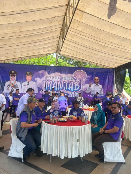 Babinsa Koramil 406-06/Tugumulyo Serma feri efriyansah monitoring pembukaan pekan Raya di taman beregam