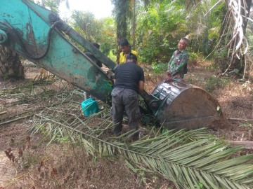 Danramil 406-08/Lubuk Linggau Pimpin Karya Bakti Pembukaan Jalan Sepanjang 5,5 Km di Kelurahan Margorejo