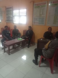 Babinsa Koramil 406-09/Terawas Laksanakan Komsos di Kantor Desa Sukakarya