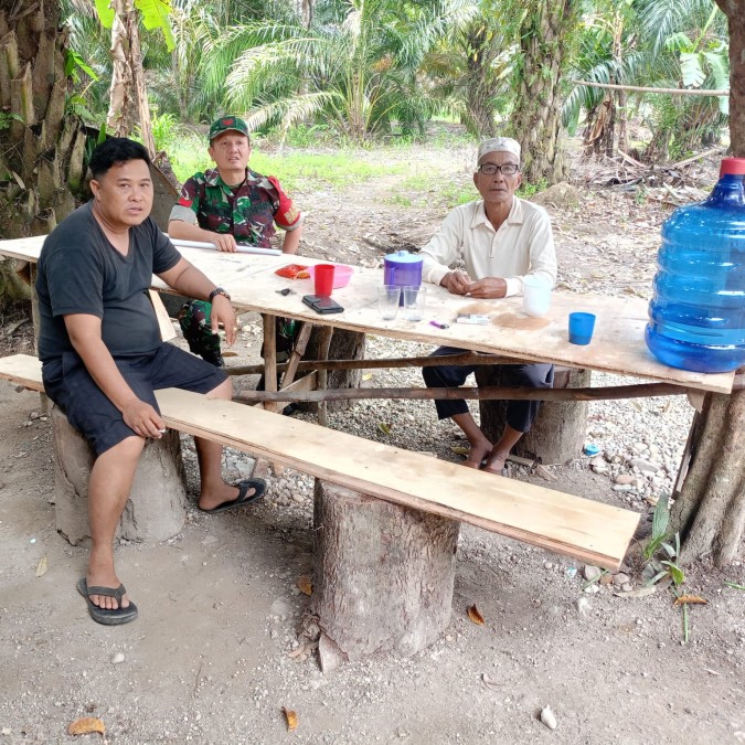 BABINSA KORAMIL 406-03/RUPIT LAKSANAKAN KOMSOS DENGAN MASYARAKAT DESA TANJUNG BERINGIN