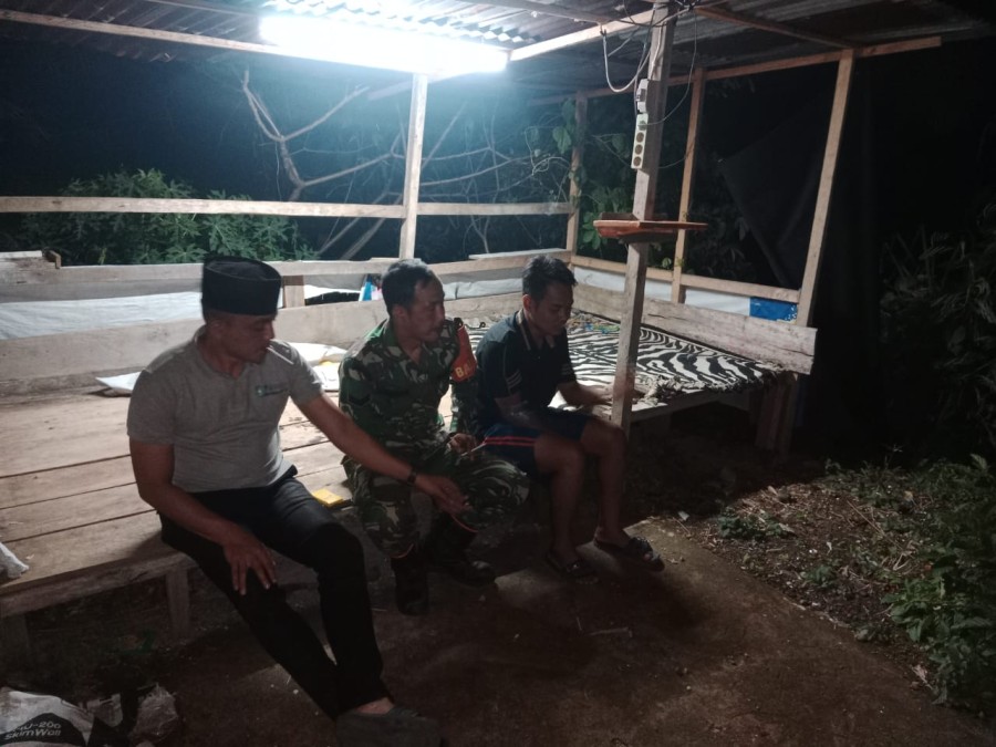 BABINSA KORAMIL 406-05/MUARA KELINGI LAKSANAKAN PATROLI SISKAMLING DI DESA TAMBANGAN