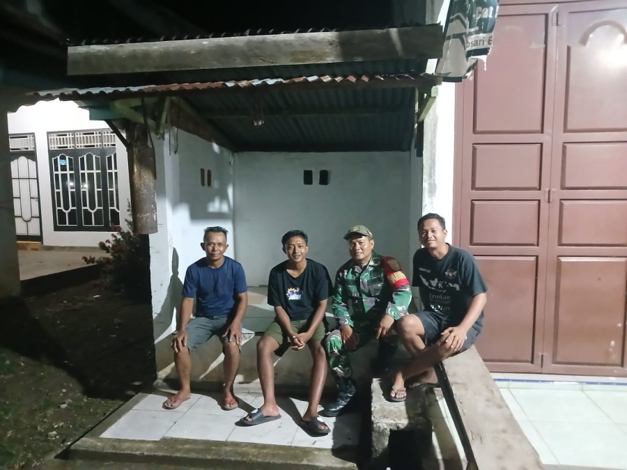 Ciptakan wilayah yang kondusif Koramil 406-04/muara Lakitan melalui Babinsa aktif lakukan patroli siskamling