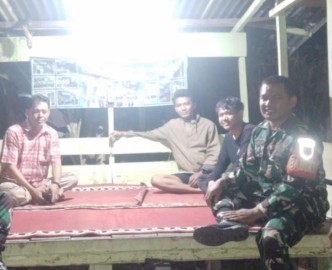 Babinsa Koramil 406-10/Lubuklinggau Timur Aktif Laksanakan Siskamling di RT 06 Kelurahan Ceremeh Taba