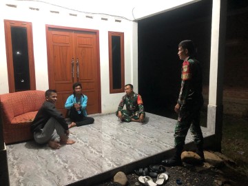 Serda Fauzi Babinsa Koramil 406-03/Rupit Laksanakan Patroli Siskamling dan Sosialisasi Bahaya Narkoba di Desa Karang Anyar