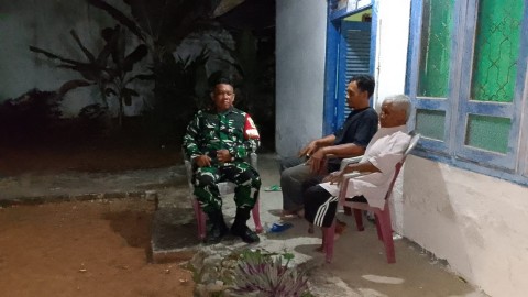 Babinsa Koramil 406-05/Muara Kelingi Laksanakan Patroli Siskamling di Desa Air Beliti