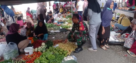 Anggota Koramil 406-03/Rupit Laksanakan Komsos dan Pengecekan Harga Sembako di Pasar Kecamatan Rupit