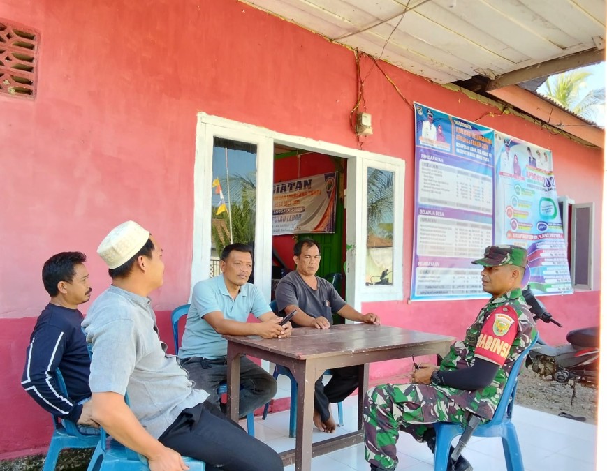 Babinsa Koramil 406-01/Rawas Ulu Laksanakan Komsos Bersama Masyarakat Desa Pulau Lebar